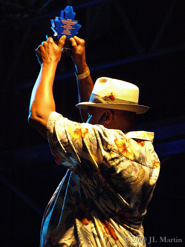 012Luminato_Taj Mahal_Receive_Maple Blues Award.JPG